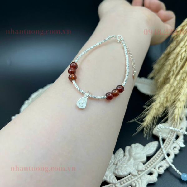 Vòng ngọc Hồng Lựu mix charm bạc